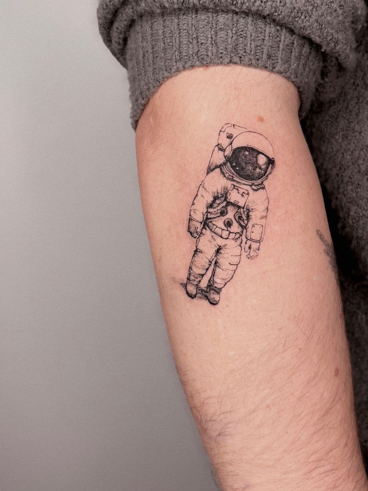 Astronaut in feiner Linienführung am Arm