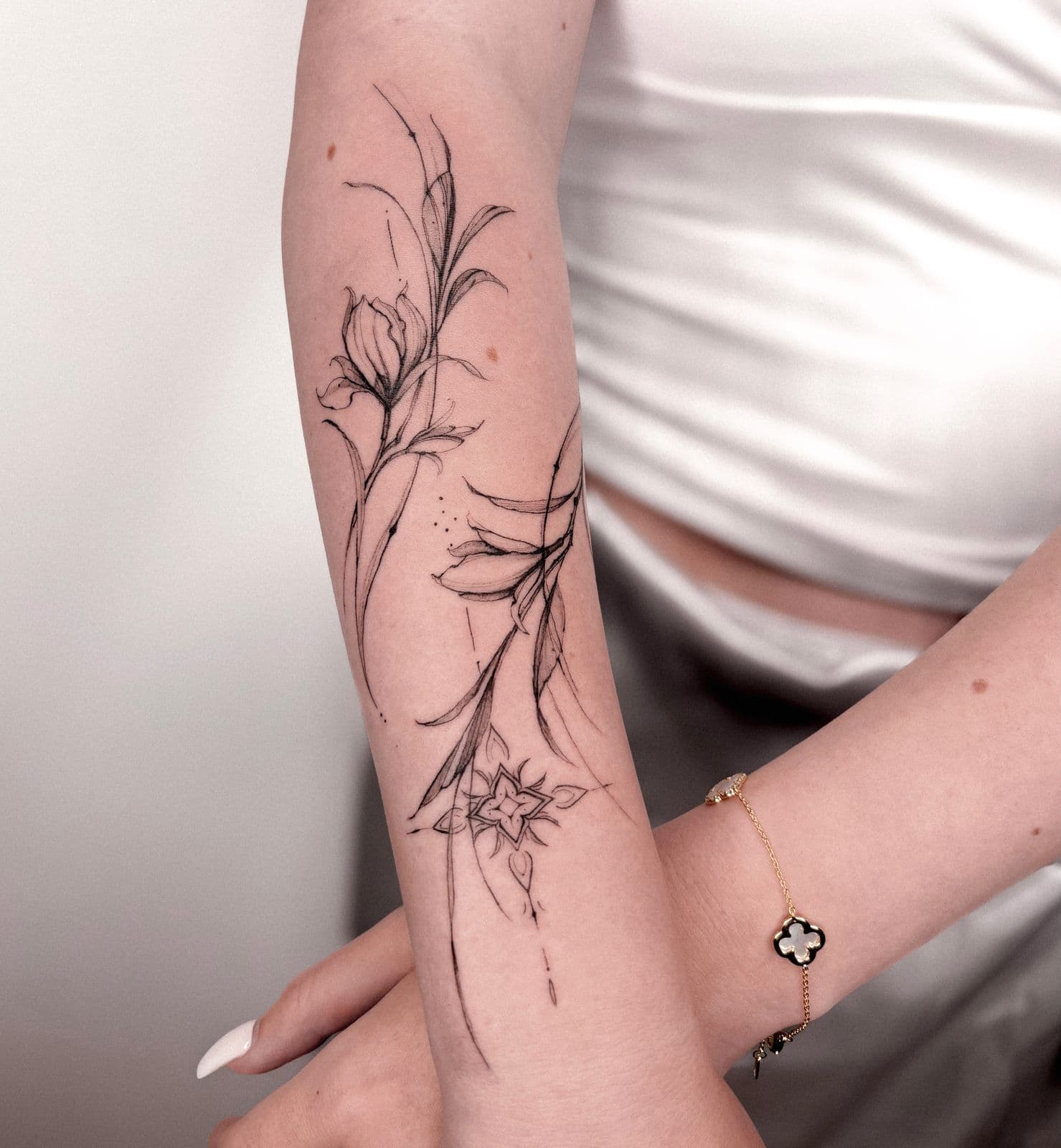 Florale Ranke über den ganzen Arm