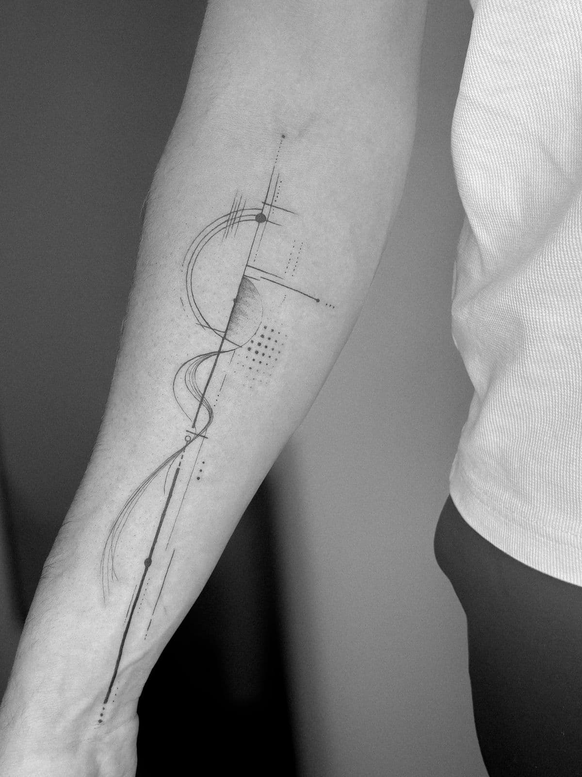 Geometrische Linienarbeit am Unterarm, schwarzweiß fotografiert
