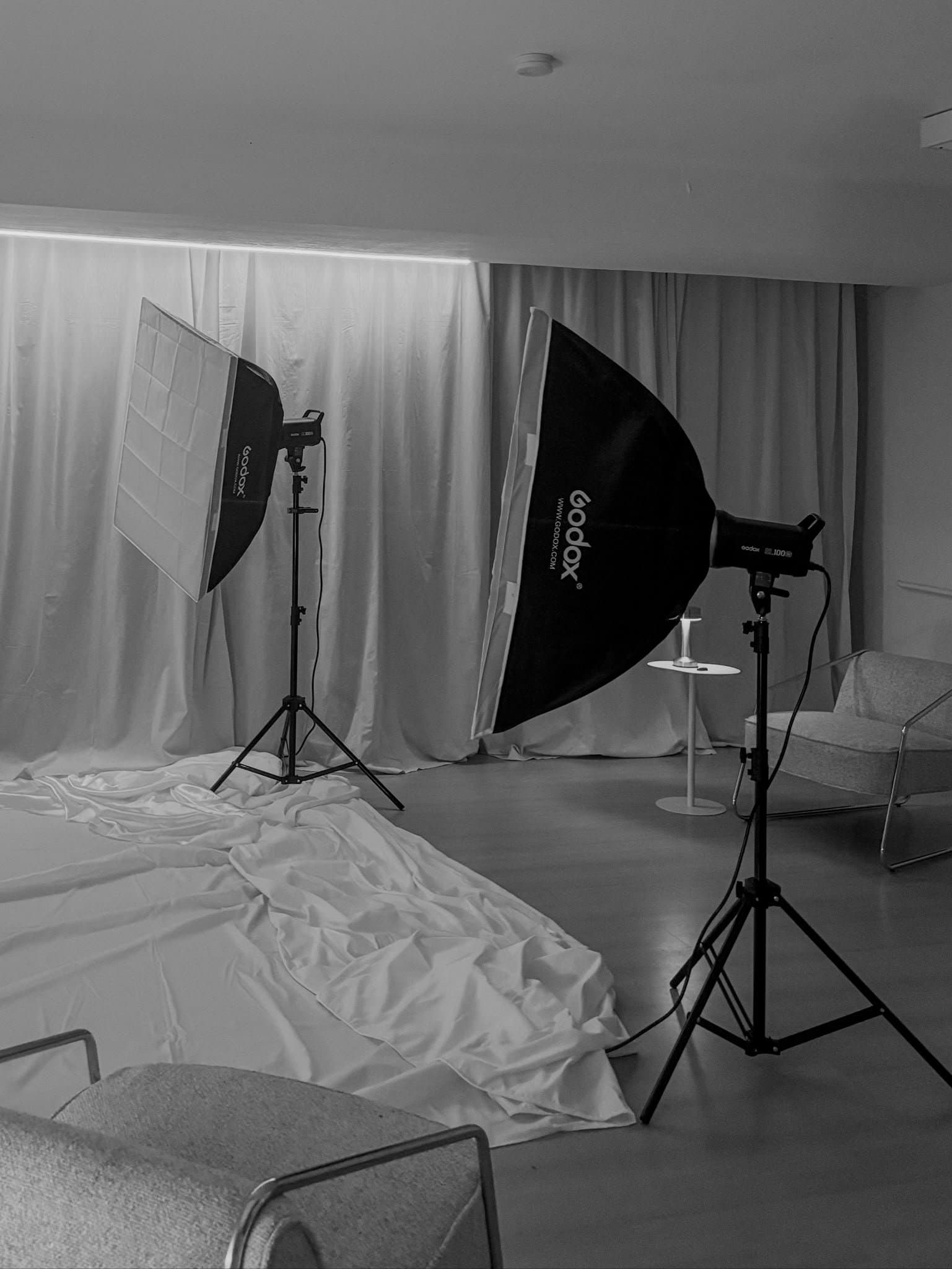 Fotoplatz im Untergeschoss: zwei Softboxen vor hellem Vorhanghintergrund