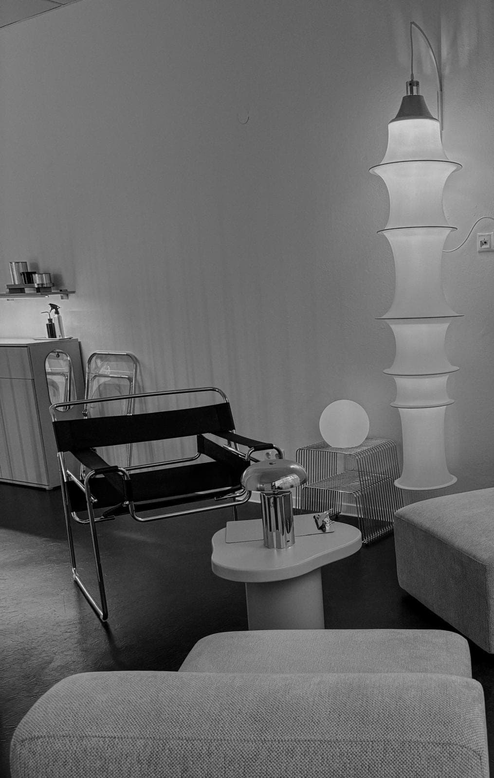 Sitzecke des Ateliers mit Sessel, Sideboard und Stehleuchte